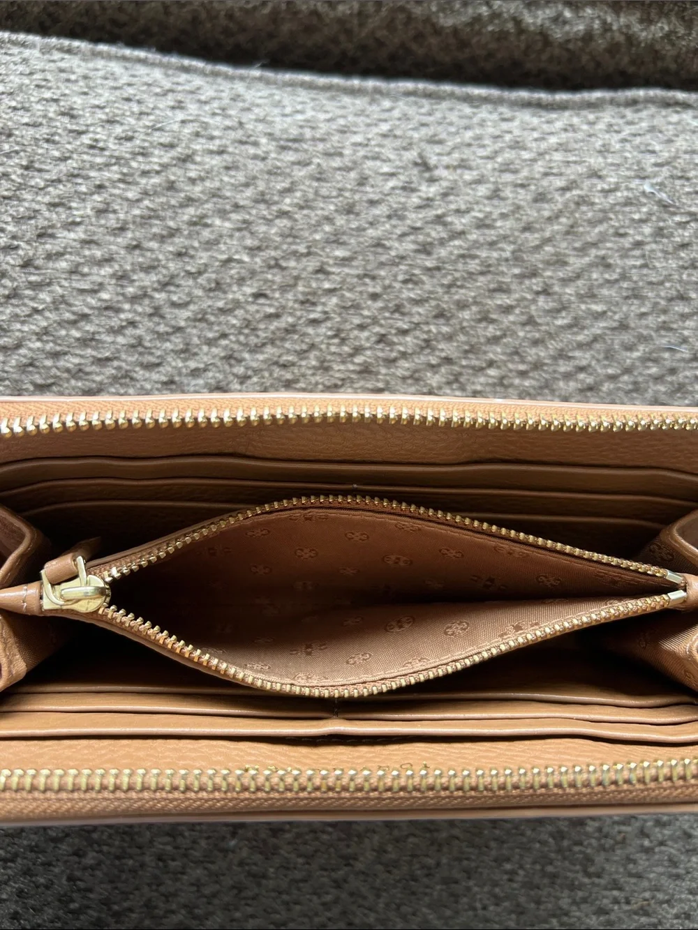 🤎 Authentic Tory Burch Britten Zip Around Wallet